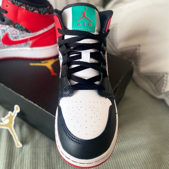 Air Jordan 1 Mid SE 5.5y 7w.  Brand New.  Everything Included.